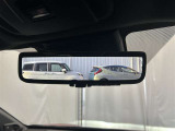 後方に設置したカメラの映像をルームミラー内に映し出す事ができます。後ろに人や荷物を載せていても後方が確認できて便利ですね♪