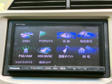 画面にはオーディオやテレビ、電話番号などのメニューが並び、目的に合わせて選びやすい表示です。文字とアイコンで内容を確認できるため、日常の移動中にも使いやすい装備です。