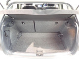 荷室は荷物を隠せるトノカバー付!充分な荷室の広さです!