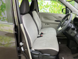 明るい色合いのシートとすっきりした足元で、運転席まわりに開放感があります。前方や左右の窓から周囲を確認しやすく、乗り降りのしやすさも魅力です。