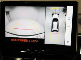 パノラミックビューモニターを装備。駐車場や交差点でクルマを真上から見るように周囲を確認できます。機能の詳細は販売店スタッフまでおたずねください。