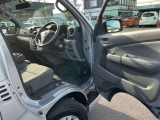 運転席は視認性や操作性を重視したつくりで、どなたでも扱いやすく快適にお乗りいただけます。清掃を行い、安心してご覧いただける状態で展示しております。