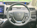 インテリアに合わせたデザインのステアリングは、運転される方のことも考え、運転しやすい形状、大きさです。是非一度、実際に触ってお確かめください。