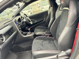 前席まわりは、運転席から助手席まで視線を移しやすいすっきりとしたレイアウト。シートの赤いステッチが車内のアクセントとなり、乗り込んだ際にもまとまりを感じられます。
