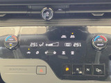 【左右独立型フルオートエアコン】運転席と助手席でそれぞれお好みの温度に設定可能。同乗者にも配慮した、快適な空調をお届け致します。
