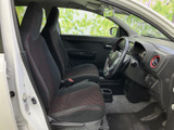 前席は視界が開けており、運転席と助手席から周囲を確認しやすい室内です。シートには赤いラインが入り、落ち着いた色合いの空間にさりげないアクセントを添えています。