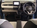 車内は光触媒抗菌消臭施工済です。インパネ周りはスタイリッシュなデザインで機能や装備も充実しています。グローブボックスやカップホルダーのほかにトレーなどたくさんの収納スペースが付いています。
