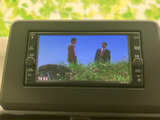 テレビ映像を画面に表示できる装備です。停車中の待ち時間などに番組を視聴でき、車内で過ごすひとときに活用いただけます。画面上で放送内容を確認しながらお楽しみください。