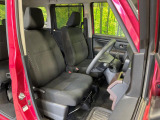 運転席まわりには十分なスペースがあり、大柄な方でもゆったり運転していただける環境です。