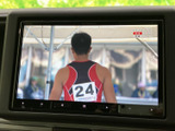 テレビ映像を画面で楽しめる装備を備えています。停車中の待ち時間などに映像を視聴でき、車内で過ごす時間をより快適に活用できます。視聴の際は安全のため、必ず停車した状態でご利用ください。
