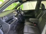 前席はシートにアームレストを備え、ゆったりと腰掛けられる室内空間です。運転席側から前方や周囲を見渡しやすく、手の届く範囲に収納スペースもあり、毎日の移動で使いやすい配置です。