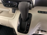 CVT車のセレクトレバーです。低速から高速まで、変速ショックのないスムーズな走りを実現するとともに、エンジン効率のよい領域を維持することで燃費にも貢献します。
