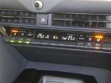 【オートエアコン】車内温度を感知して自動で温度調整をしてくれるのでいつでも快適な車内空間を創り上げます!どの席に座っても快適なドライブが楽しめます♪