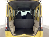 開口部も広く荷物の積み下ろしもしやすいお車となっております。4人乗りでも充分な荷室のスペースがあります。シートの背もたれは5:5の割合で分割して可倒できるので、長いお荷物などを載せることもできます。
