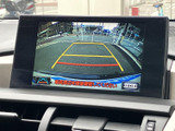 後方の様子を画面に映し、駐車時の確認をサポートします。ガイド線も表示されるため、車庫入れや狭い場所での後退時に目安として活用でき、周囲を確認しながら落ち着いて操作できます。