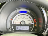 視認性の高いメーターで、運転に必要な情報をしっかり把握できます。走行距離も確認でき、安心感があります。