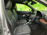 前席は身体を預けやすい形状で、運転席から助手席まで落ち着いて過ごせる空間です。前方や側方の視界も広がり、乗り降りの際にもゆとりを感じられる、すっきりとした室内に仕上がっています。