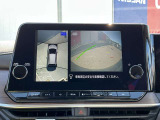 上空から見下ろしているかのような映像をディスプレイに映し出し、スムースな駐車をサポートします。画面は「トップビュー」のほか「サイドブラインドビュー」への切り換えが可能。ますます安心です