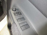 電動格納ミラーを搭載しています!オートモード設定でドアロックの解除と同時に折り畳まれているサイドミラーが展開し、ドアを施錠するとサイドミラーが格納します!快適なドライブをお楽しみください♪