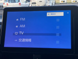 FM・AMラジオやテレビ、交通情報など、画面から利用できる項目が一覧で表示されます。必要なメニューを見つけやすく、移動中の情報確認にも役立ちます。