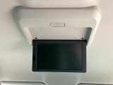【フリップダウンモニター】大画面モニターで後席でもエンタメをお楽しみいただけます。小さなお子様にも大人気の装備です♪