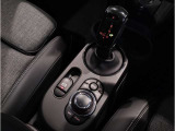 シフトレバーの手前にあるiDriveコントローラー。手元でナビゲーション操作を可能にすることにより、ドライビングの姿勢を崩したり、目線を大きくそらすことなく安全な運転が可能です。