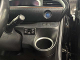 ドリンクはこちらのスペースに置いていただけます。運転の邪魔にならず、手に取りやすい位置で安全に管理できます。また他の備品とも干渉しないため快適にご利用いただけますので安心です。いつでもどうぞ。