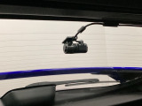 後方にもドライブレコーダーのカメラが付いています。前後両方でお車の周りを監視・記録いたします。