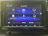 DVDやラジオ、テレビなど、複数の音源項目が画面に並び、使いたいメニューを選びやすい構成です。音楽や放送を楽しみたい日常の移動で、好みに合わせて活用いただけます。