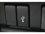 USBジャックが付いており、車内でもしっかりとスマートフォン等の機器へ充電可能です♪