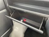 【グローブボックス】『グローブボックス』の画像になります。車検証ケースや日頃使う小物類の収納に便利ですね!