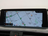 【純正ナビゲーション】BMWのナビゲーションは操作性も良く、詳細な地図情報と交通状況を見やすく表示し、快適なドライビングをサポートしながら目的地までナビゲートします。