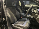 長時間の運転にも疲れにくいしっかりとしたシートになります。