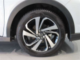 純正のアルミホイール装着車です。タイヤサイズは195/60R17です。