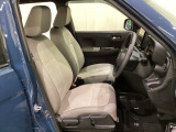 女性でも運転がしやすいように、シートの高さ調整機能(シートリフター)がついています。運転席と助手席の間が空いている為、助手席側への移動がスムーズです。交通量の多い道でも助手席側から乗り降りができます。