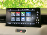 画面にはナビや電話、FMなどの項目が並び、目的の機能を見つけやすい構成です。案内や音楽の確認を画面上で行えるため、日々のお出かけにも便利にお使いいただけます。