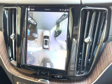 【360&deg;ビューカメラ】4台の高解像度カメラで360度の鳥瞰図を表示。隣の車や壁、死角にある障害物などを画面で確認できるため、狭いスペースでの駐車・出入りも安心です。