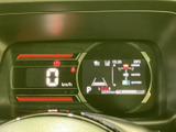 速度やシフト位置などの情報が表示され、必要な数値を運転席から確認しやすいメーターです。複数の車両情報を画面にまとめており、日常の運転をサポートします。