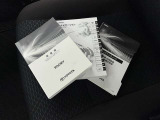 メンテナンスノート、取扱説明書です。 その車の整備記録が事細やかに記録されています。 車が生まれてから今までどのような道を歩んできたのか判るとても重要な物ですよ。