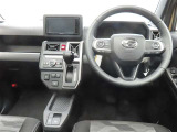 ぜひ展示車の運転席に座ってみてください。