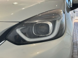 LEDヘッドライトは、点灯の瞬間から最大光量を発揮し、突然暗くなるトンネルなどでの安定感を高めます。