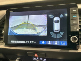 リバースギアに入れるだけで後方の表示へ切り替わります。夜間や雨の日の駐車も楽になりますよ。