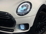 ●LEDヘッドライト:夜間走行時も良好な視界を確保し安心して運転できる高輝度LEDヘッドライトを装備!点灯速度が早く、消費電力も抑えられています。