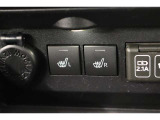 運転席と助手席には寒い日の肩や腰、冷えやすい下肢を温めてくれるシートヒーターが付いております!