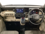 車内は光触媒抗菌消臭施工済です。インパネ周りはスタイリッシュなデザインで機能や装備も充実しています。グローブボックスやカップホルダーのほかにトレーなどたくさんの収納スペースが付いています。
