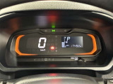 一目で今出ている速度が分かるデジタルメーターを採用しており、うっかりのスピード超過も減りますよ
