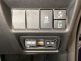デジタル表示のスピードメーターとタコメーターを大きく配した見やすいメーター部になっています。左側のインフォメーション画面でオドメーターや燃費などの情報を確認できます。