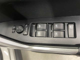 パワーウィンドウスイッチで運転席から全席の窓の開閉ができます♪