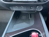 充電端子が装備されていますので車内でスマートフォンなどの充電が可能です。