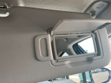サンバイザーに鏡がついてますので車から降りる前に身だしなみチェック出来ます。